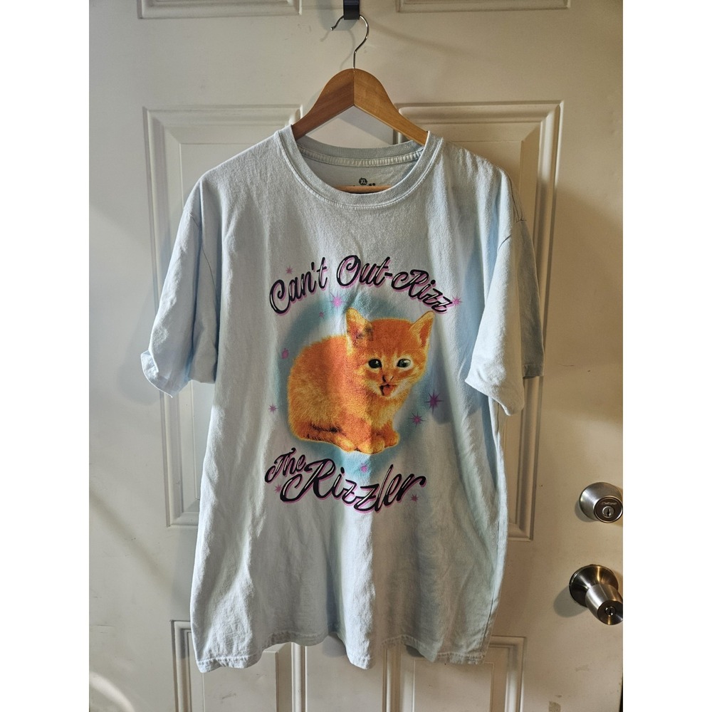 Goodie Two Sleeves Can't Out-Rizz The Rizzler Cat Graphic T-Shirt XL Light Blue